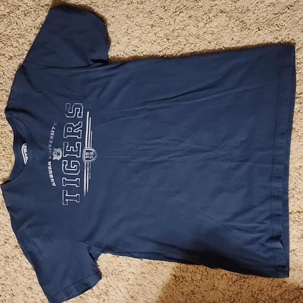 Mens Med Vintage Auburn Tigers shirt. $10